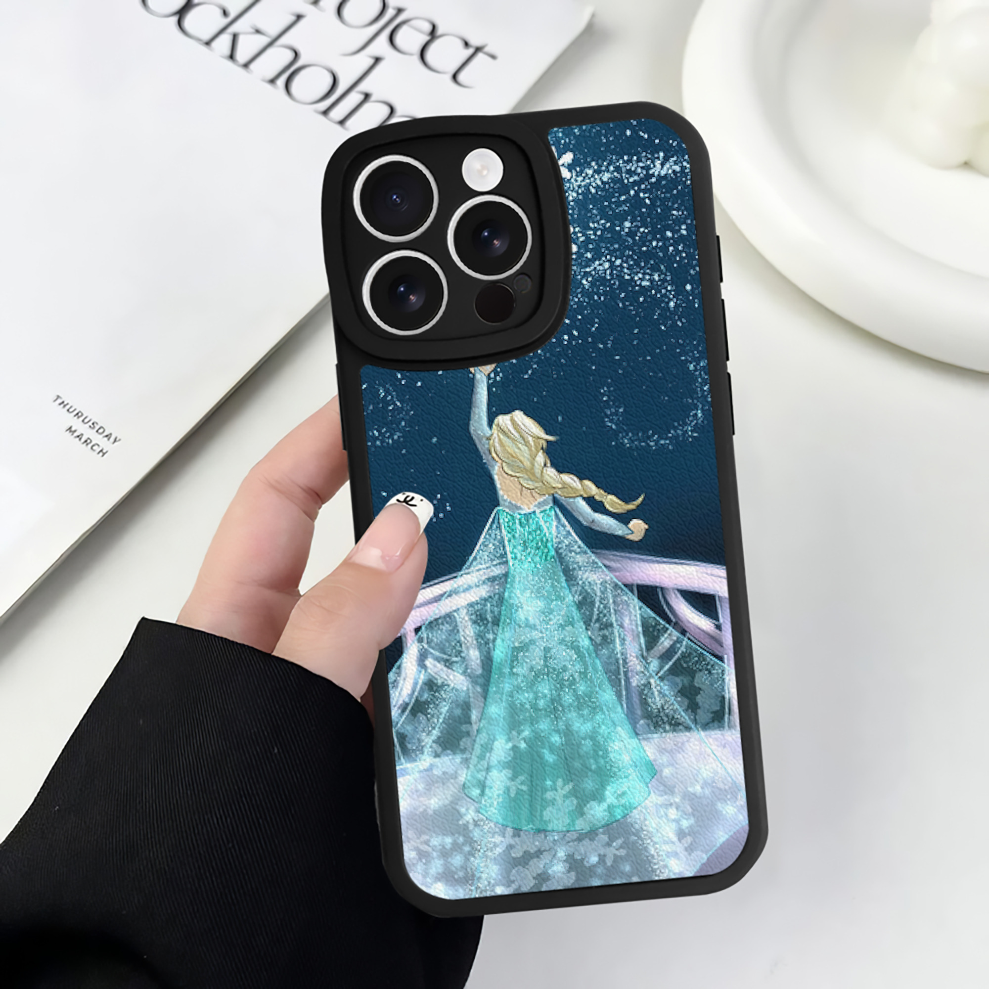 （画像用） アナと雪の女王 アンナ エルサ Frozen Anna Elsa 【iPhone 16シリーズ対応】シリコンスマホケース（レザー調） 材質：シリコン